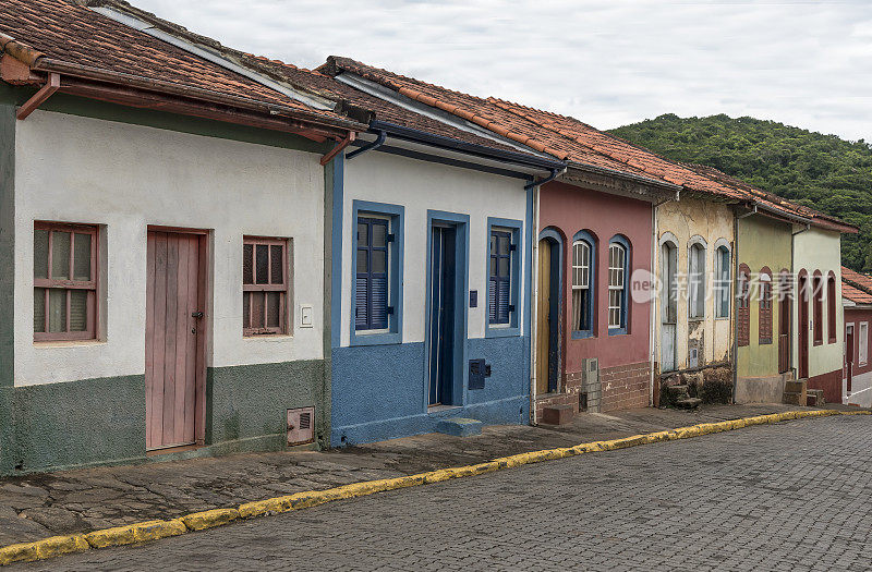 空街道São Luiz do Paraitinga - SP巴西历史城市，有彩色的房子和没有车辆